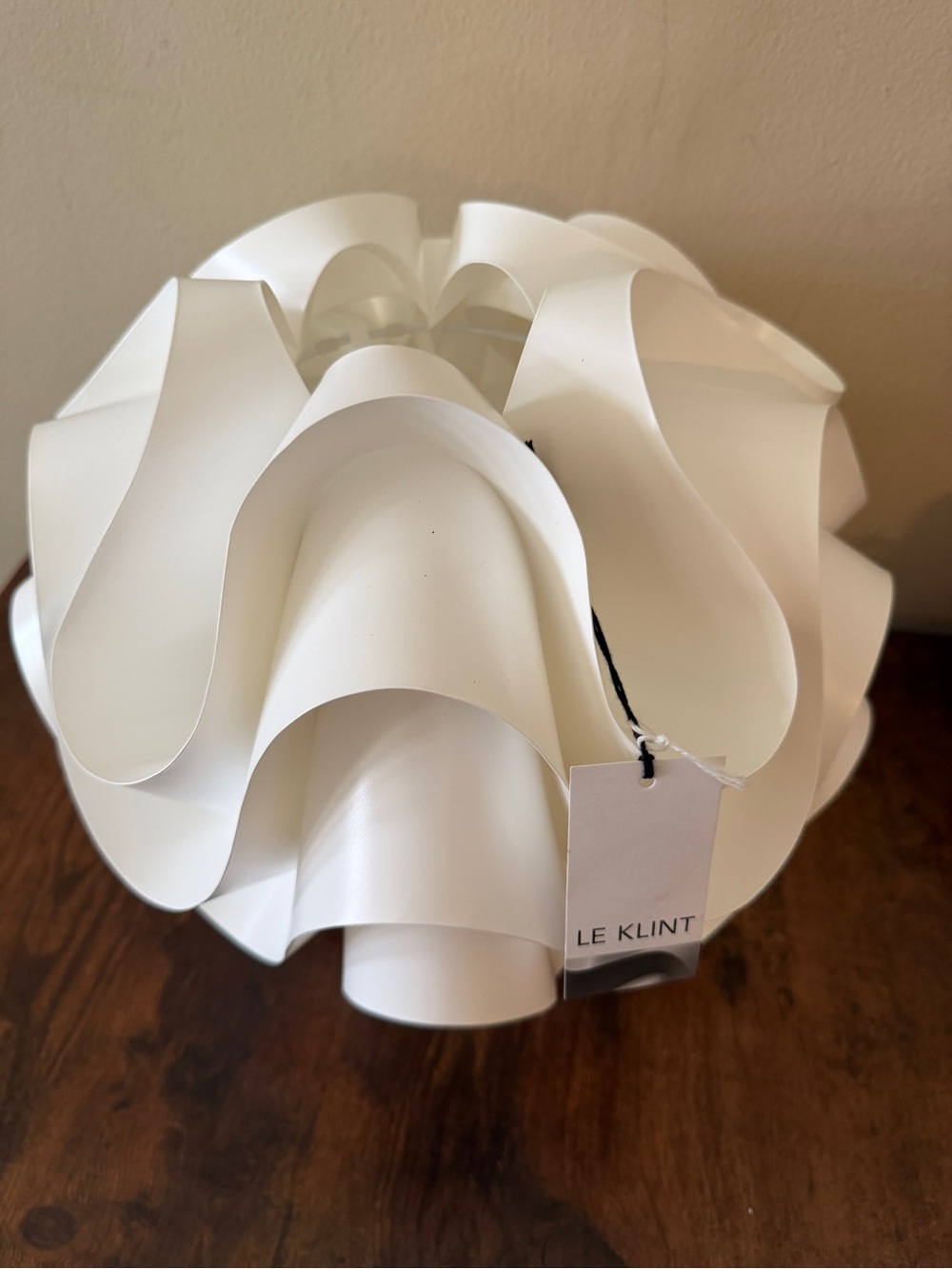 White Sculptural Table Lamp - Modern Wave Design - Picture 2 of 4
